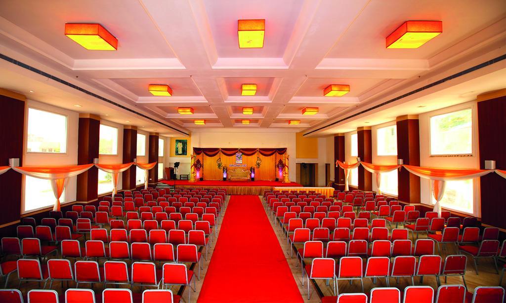 วี แกรนด์ โฮเต็ล Hotel มทุราย ภายนอก รูปภาพ