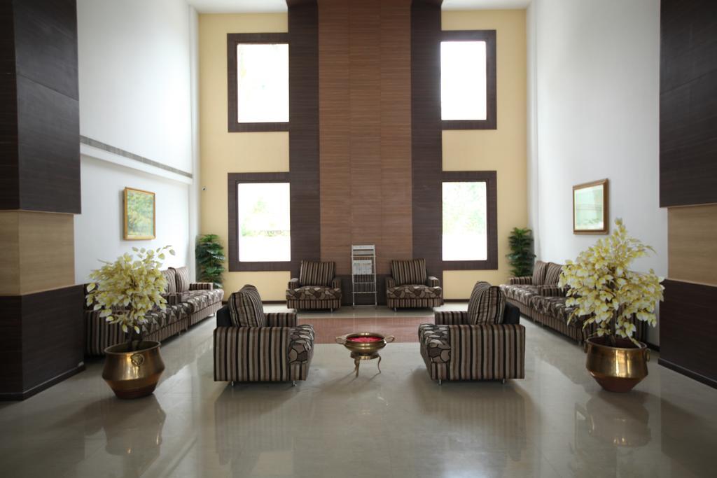 วี แกรนด์ โฮเต็ล Hotel มทุราย ภายนอก รูปภาพ