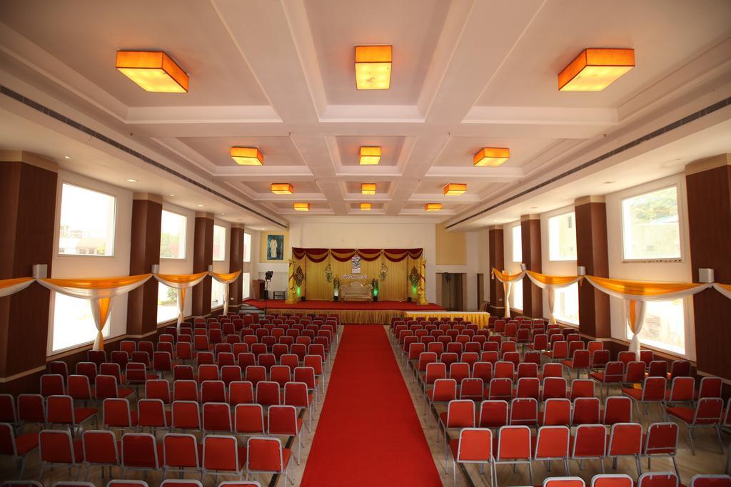 วี แกรนด์ โฮเต็ล Hotel มทุราย ภายนอก รูปภาพ