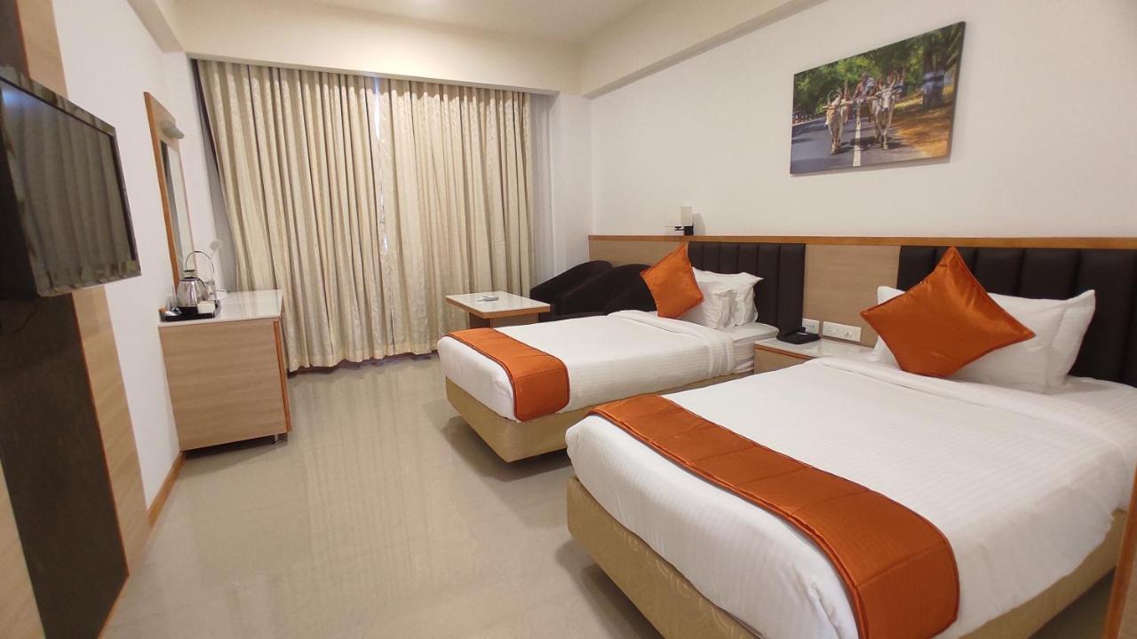 วี แกรนด์ โฮเต็ล Hotel มทุราย ภายนอก รูปภาพ