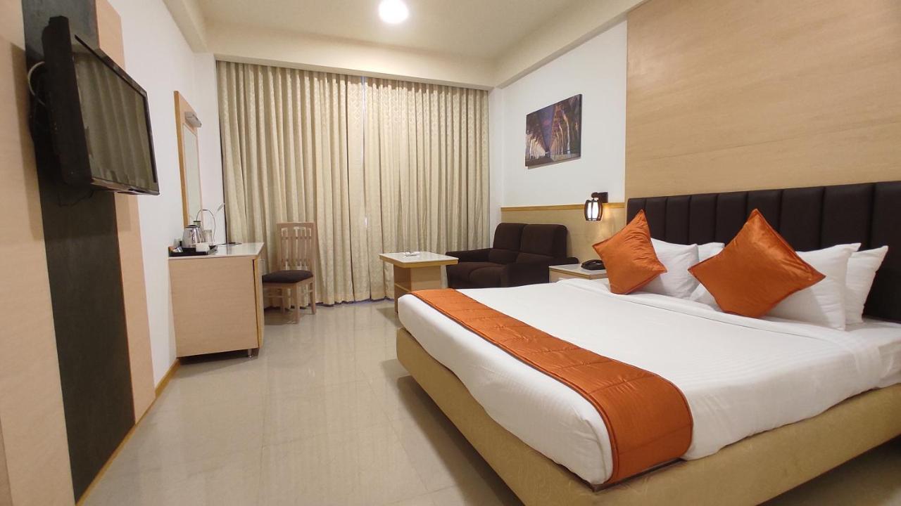 วี แกรนด์ โฮเต็ล Hotel มทุราย ภายนอก รูปภาพ