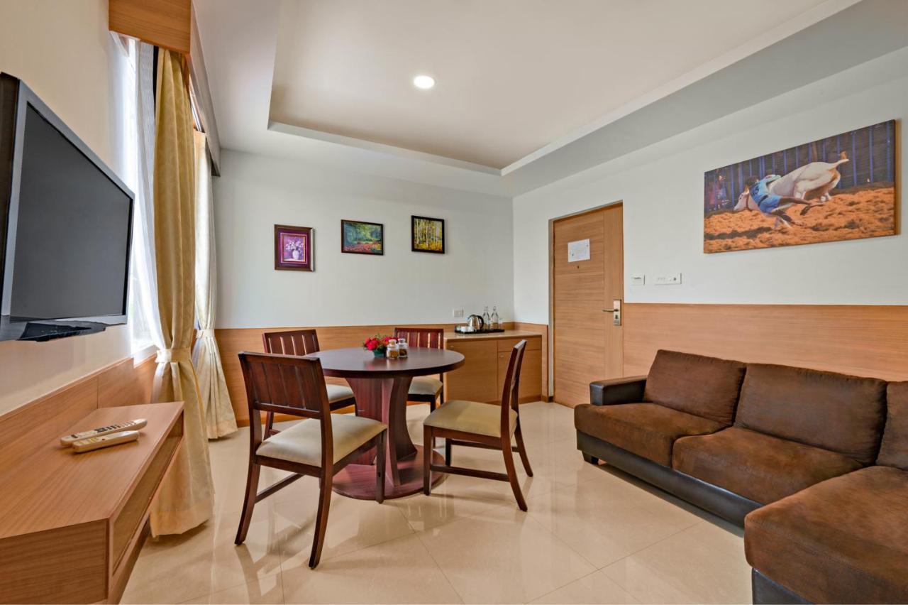 วี แกรนด์ โฮเต็ล Hotel มทุราย ภายนอก รูปภาพ