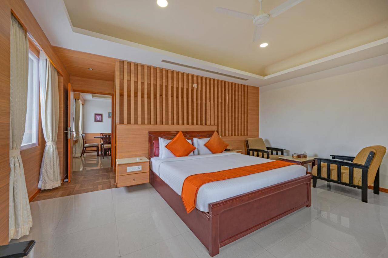 วี แกรนด์ โฮเต็ล Hotel มทุราย ภายนอก รูปภาพ