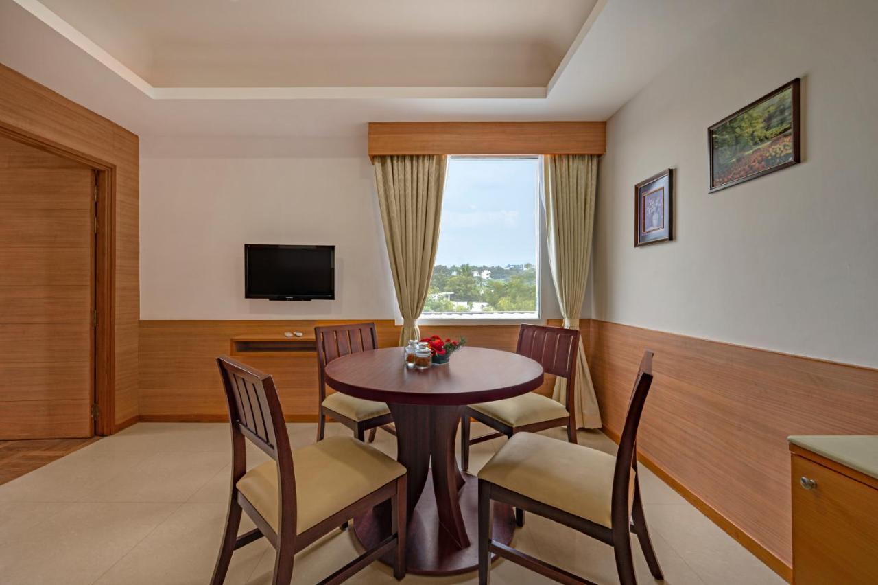 วี แกรนด์ โฮเต็ล Hotel มทุราย ภายนอก รูปภาพ