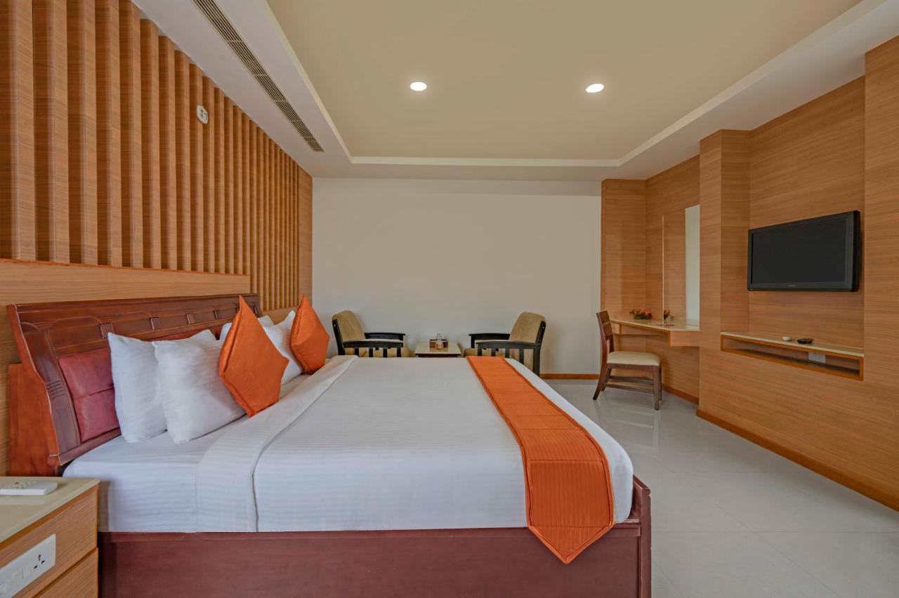 วี แกรนด์ โฮเต็ล Hotel มทุราย ภายนอก รูปภาพ