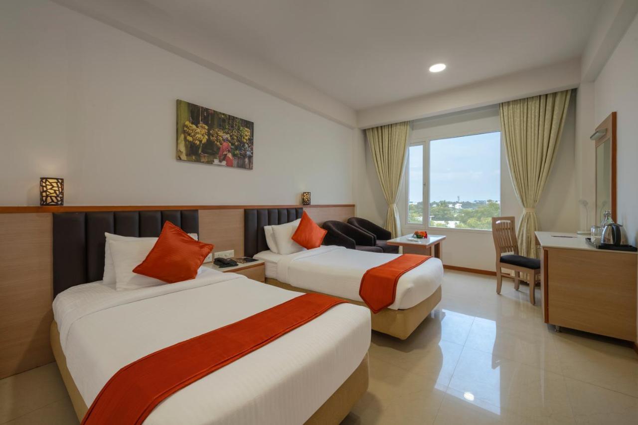 วี แกรนด์ โฮเต็ล Hotel มทุราย ภายนอก รูปภาพ