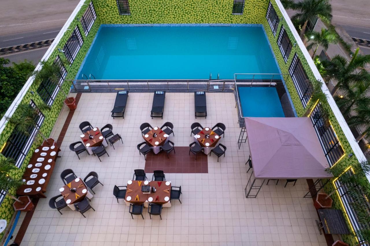 วี แกรนด์ โฮเต็ล Hotel มทุราย ภายนอก รูปภาพ