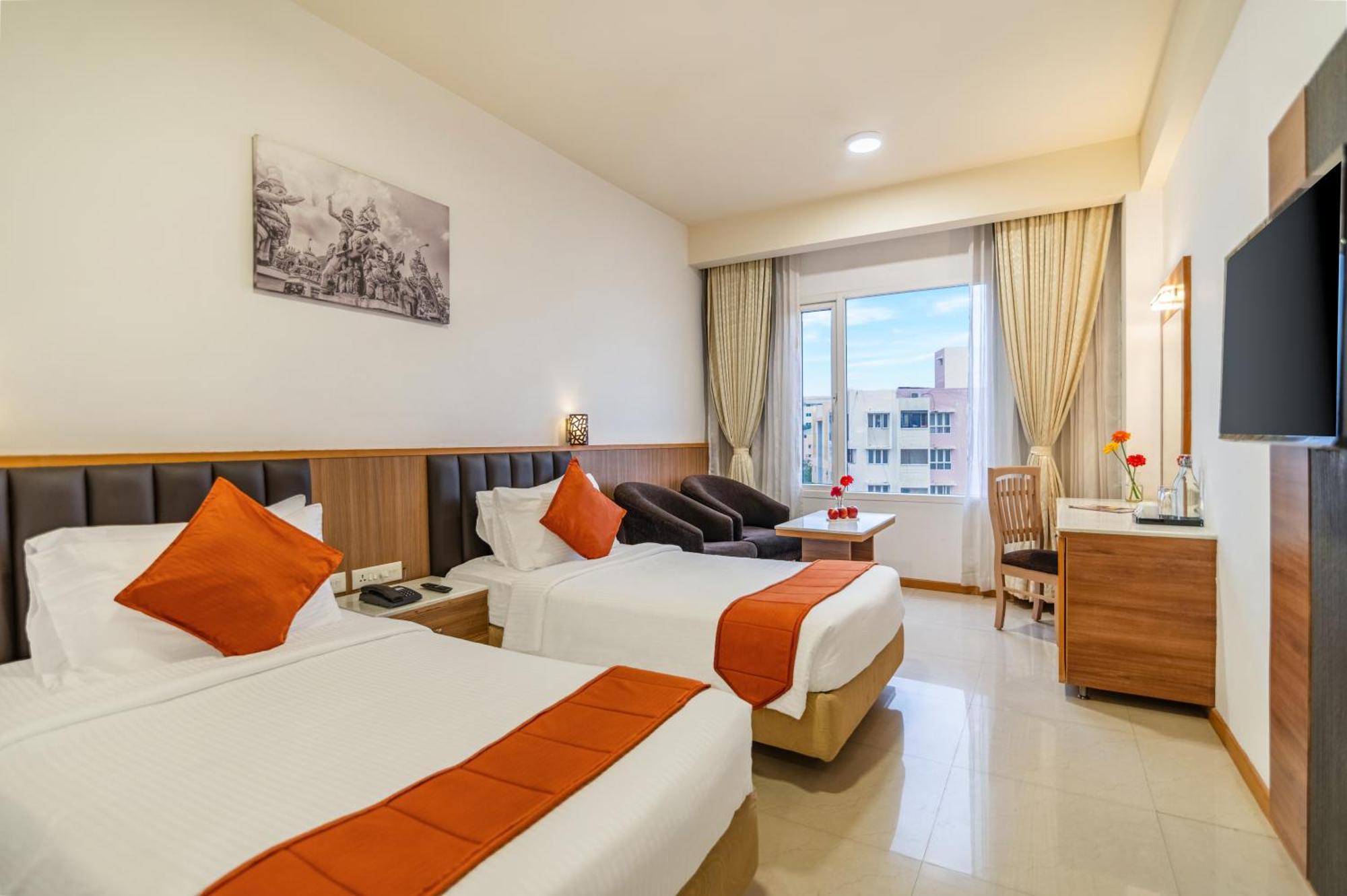 วี แกรนด์ โฮเต็ล Hotel มทุราย ภายนอก รูปภาพ