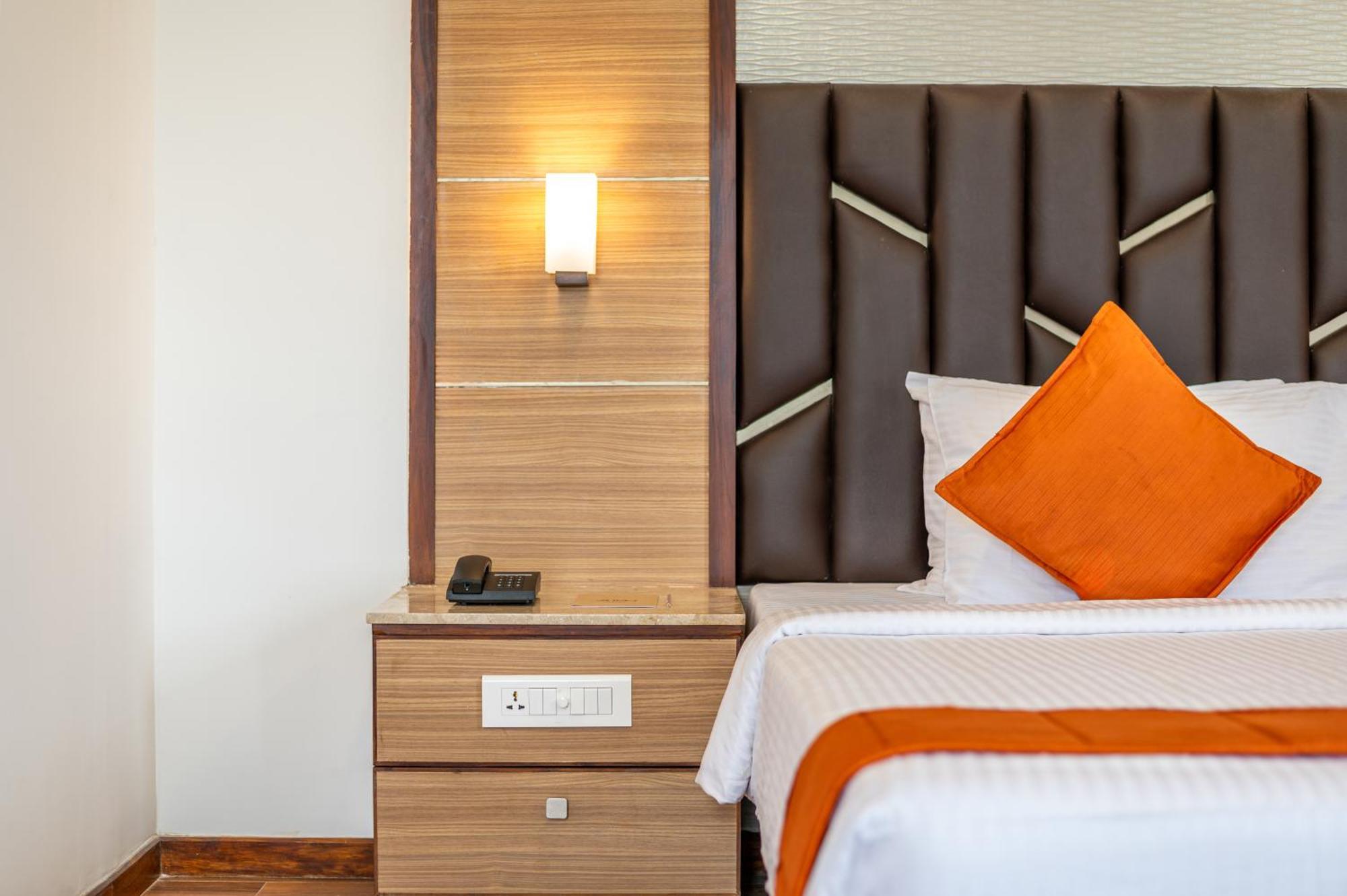 วี แกรนด์ โฮเต็ล Hotel มทุราย ภายนอก รูปภาพ