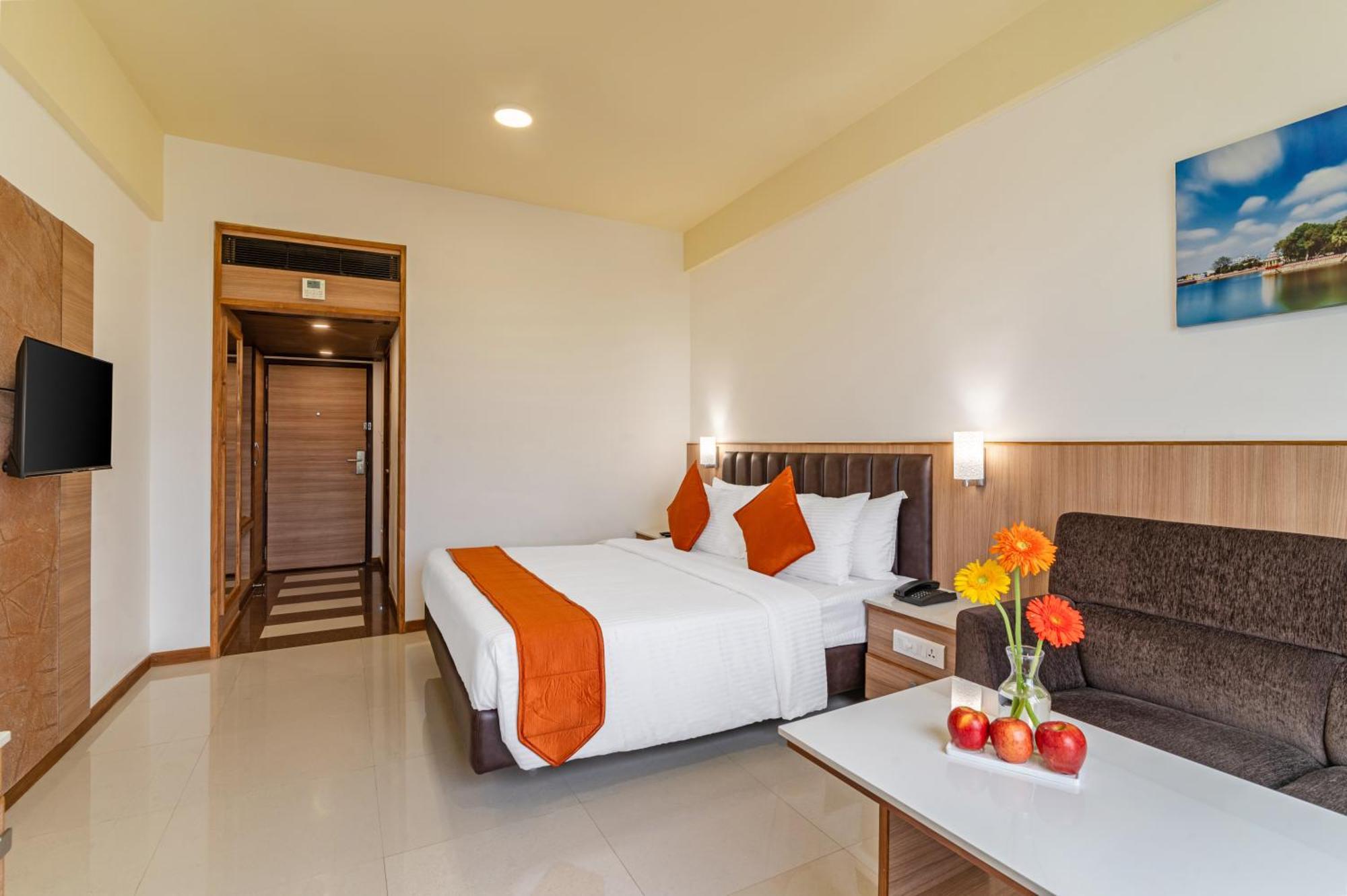 วี แกรนด์ โฮเต็ล Hotel มทุราย ภายนอก รูปภาพ