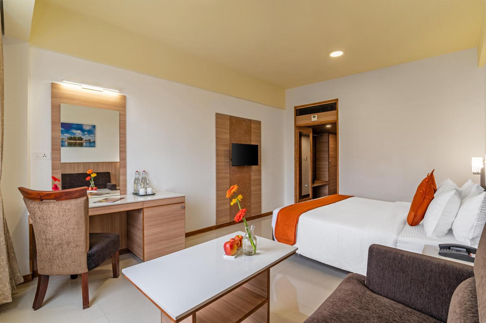 วี แกรนด์ โฮเต็ล Hotel มทุราย ภายนอก รูปภาพ