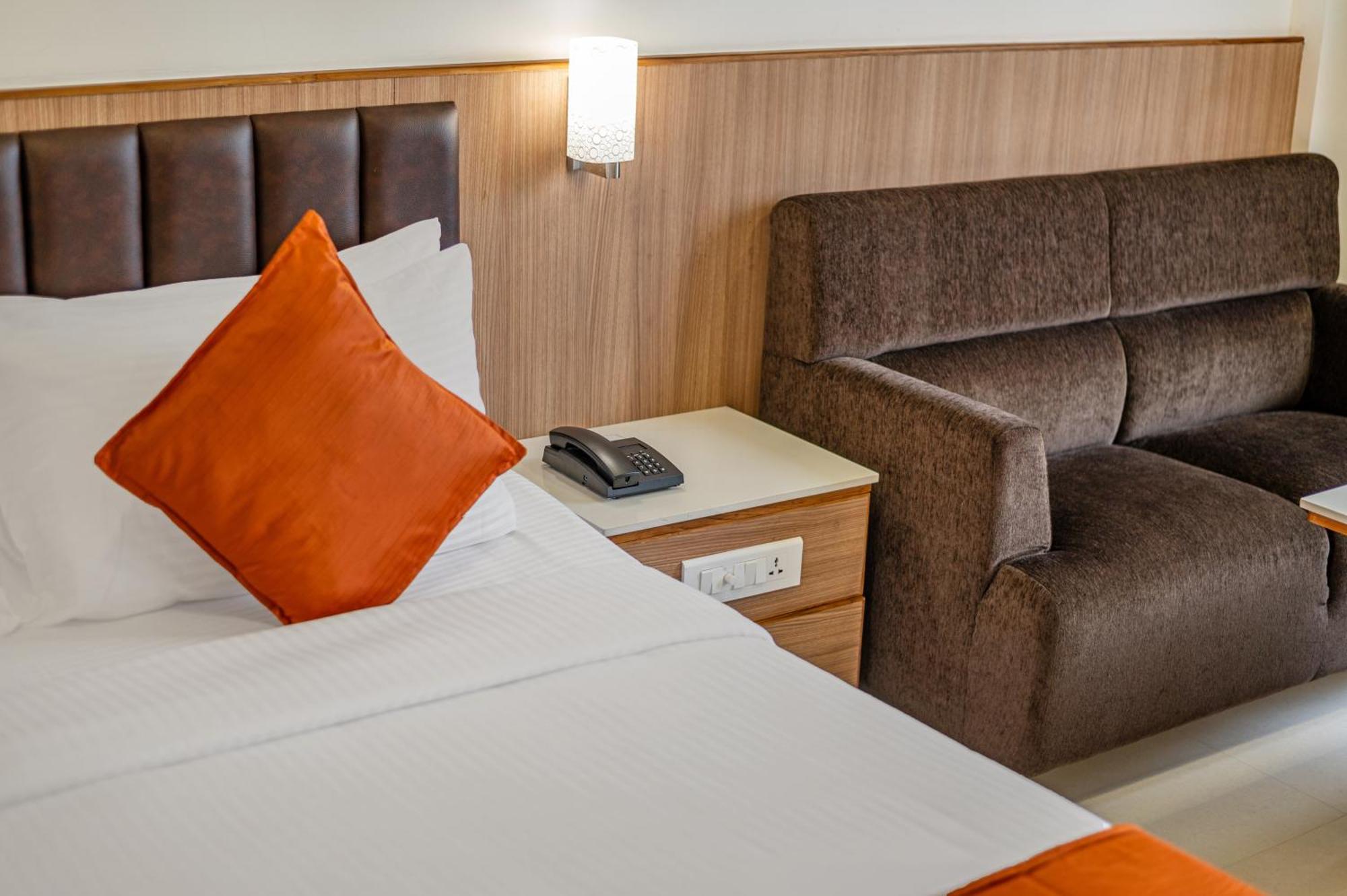 วี แกรนด์ โฮเต็ล Hotel มทุราย ภายนอก รูปภาพ