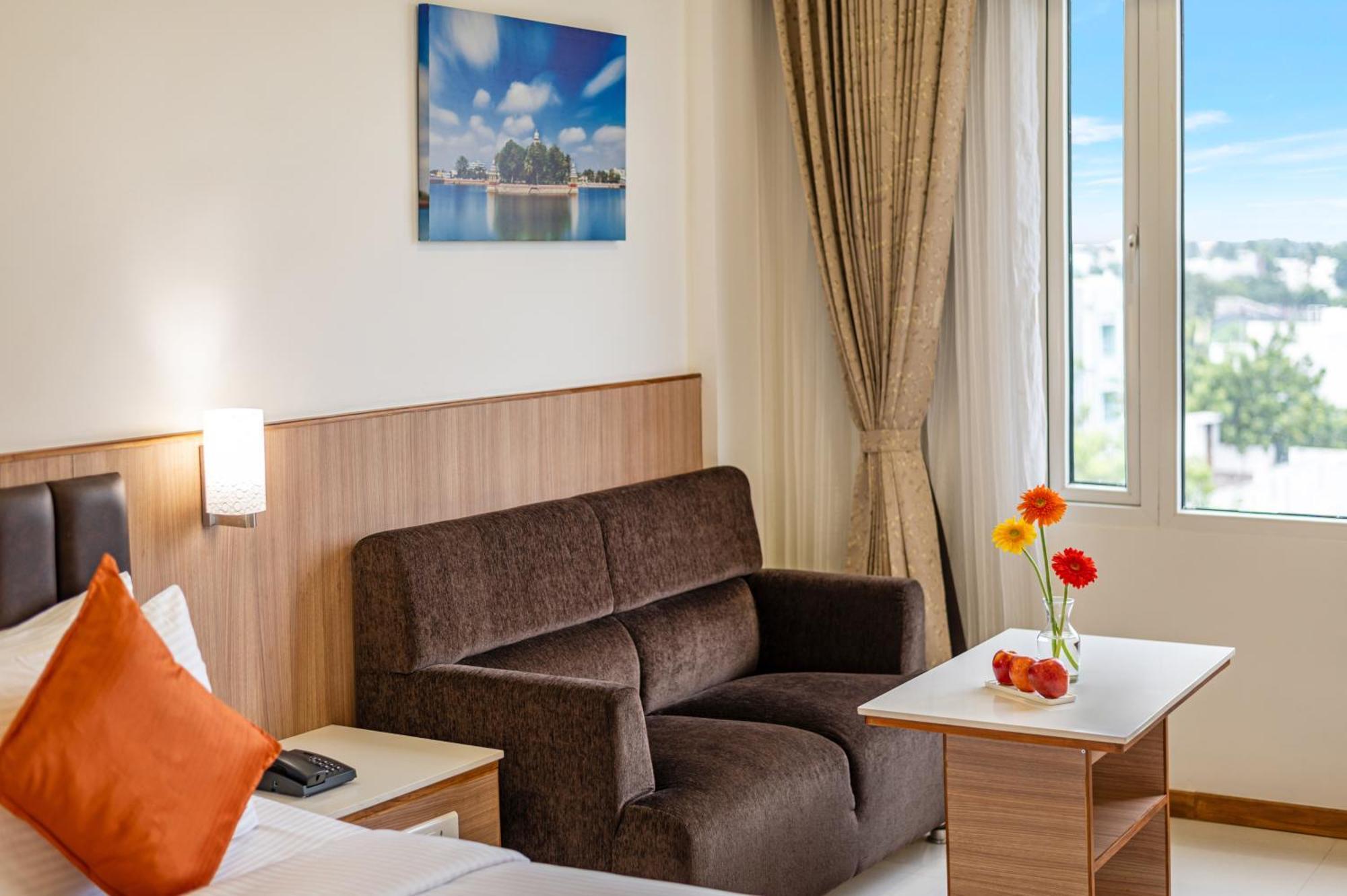 วี แกรนด์ โฮเต็ล Hotel มทุราย ภายนอก รูปภาพ