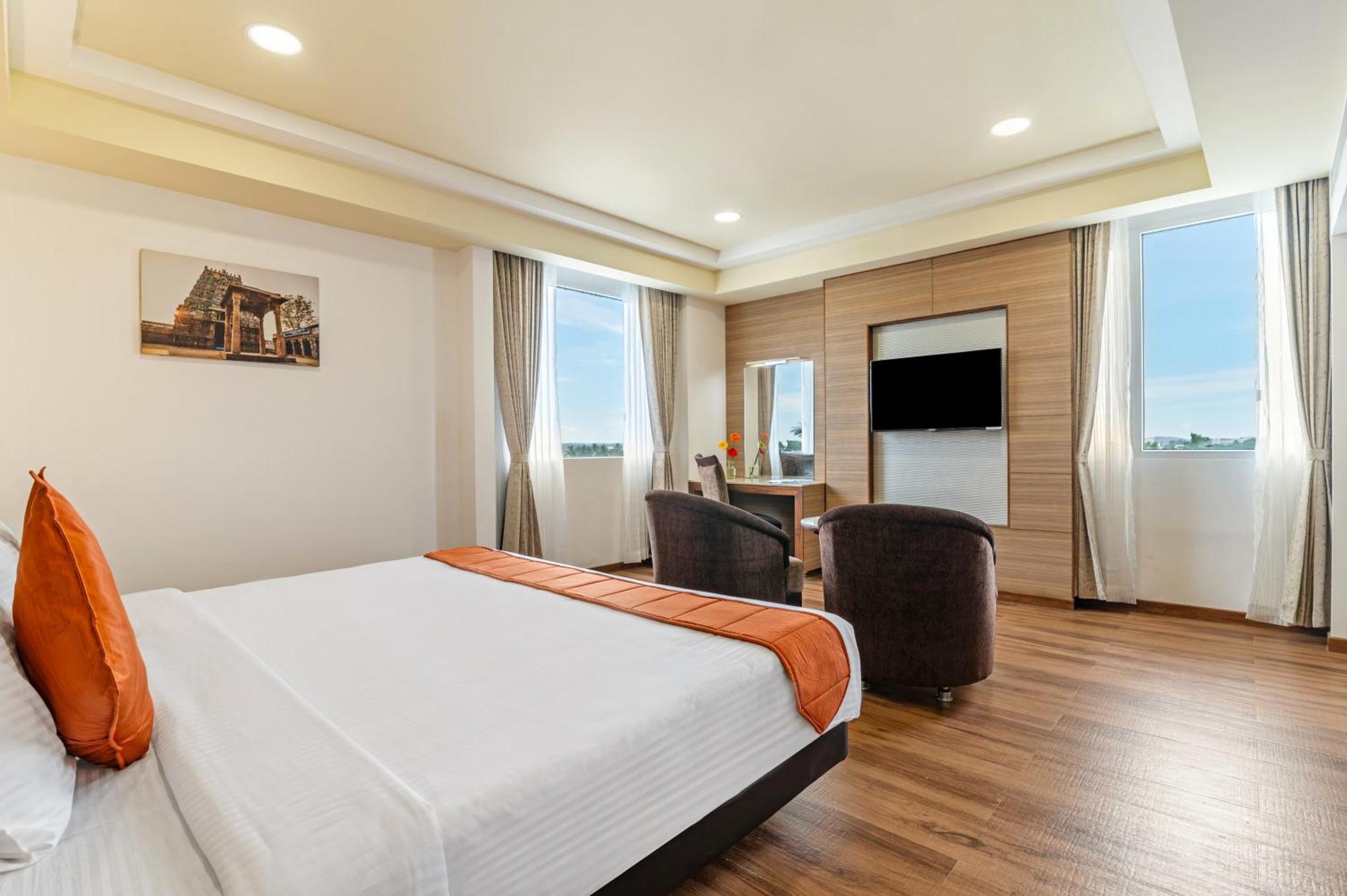 วี แกรนด์ โฮเต็ล Hotel มทุราย ภายนอก รูปภาพ