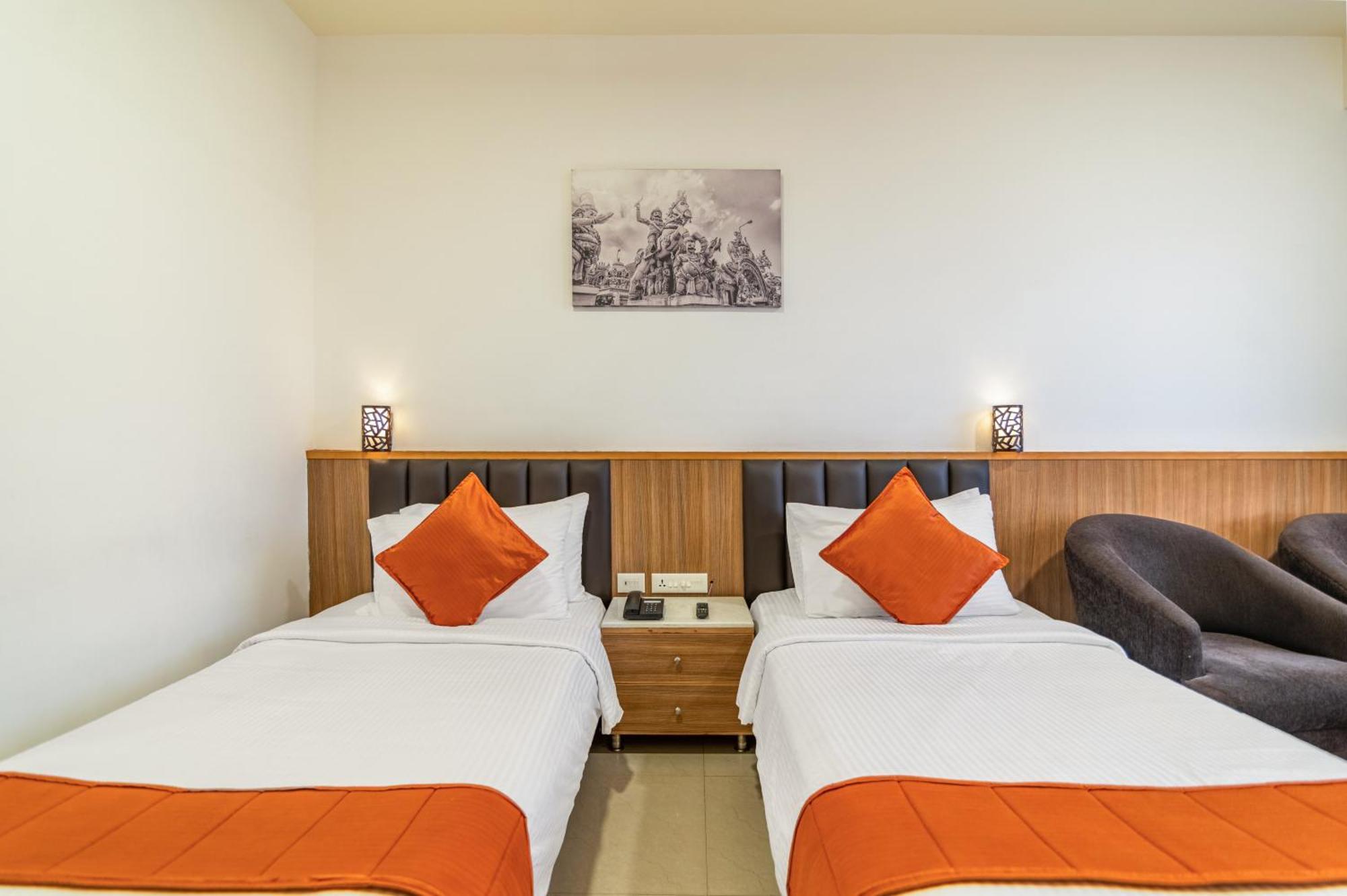 วี แกรนด์ โฮเต็ล Hotel มทุราย ภายนอก รูปภาพ