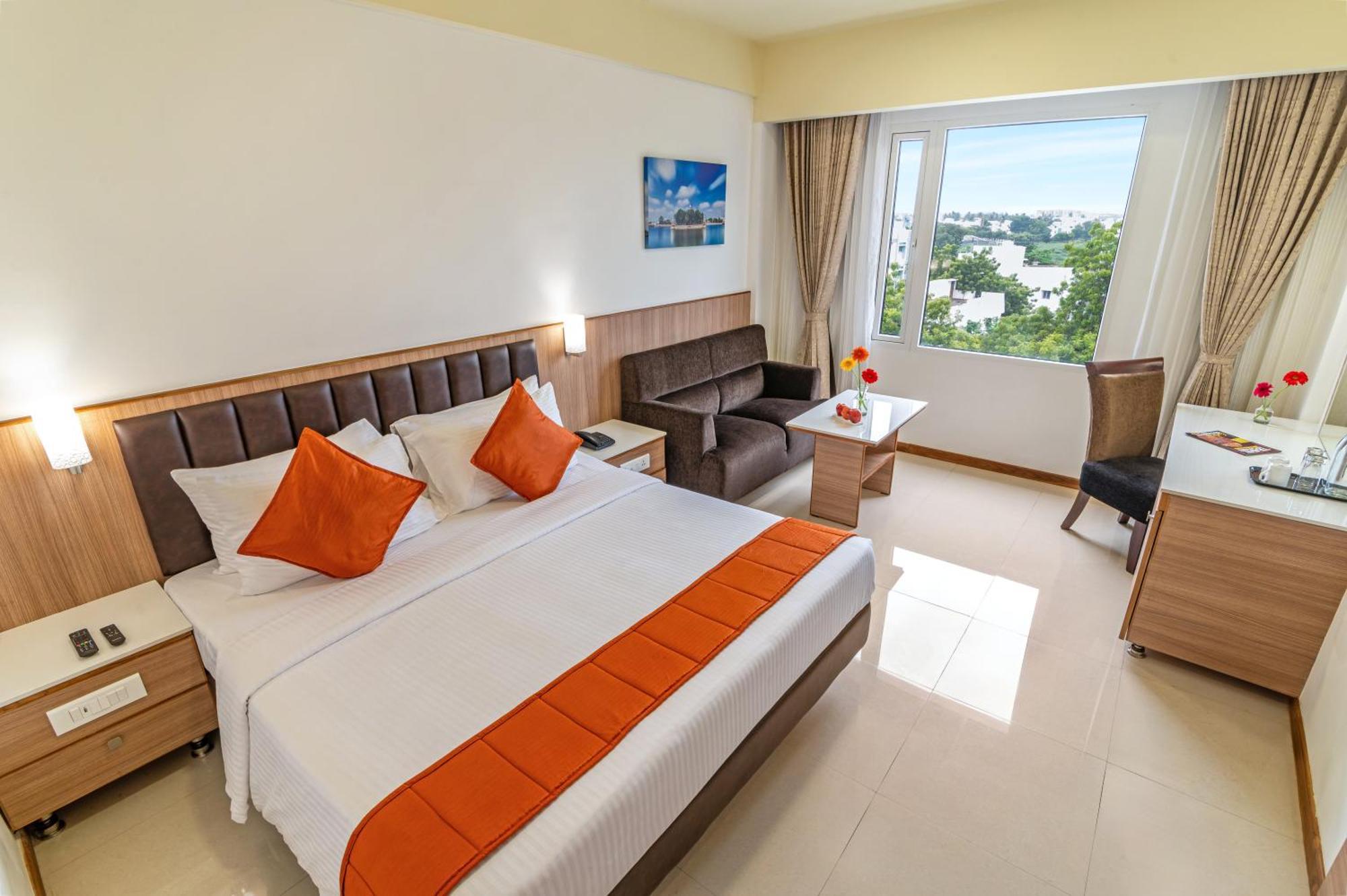 วี แกรนด์ โฮเต็ล Hotel มทุราย ภายนอก รูปภาพ