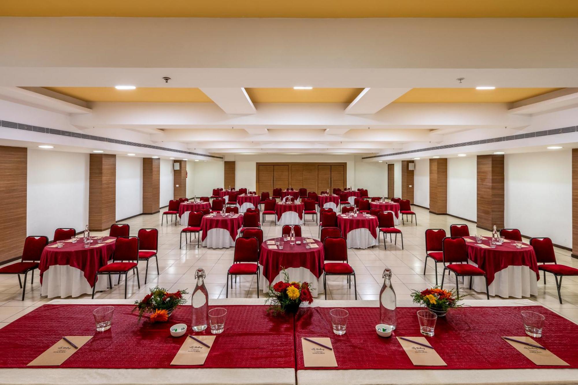 วี แกรนด์ โฮเต็ล Hotel มทุราย ภายนอก รูปภาพ