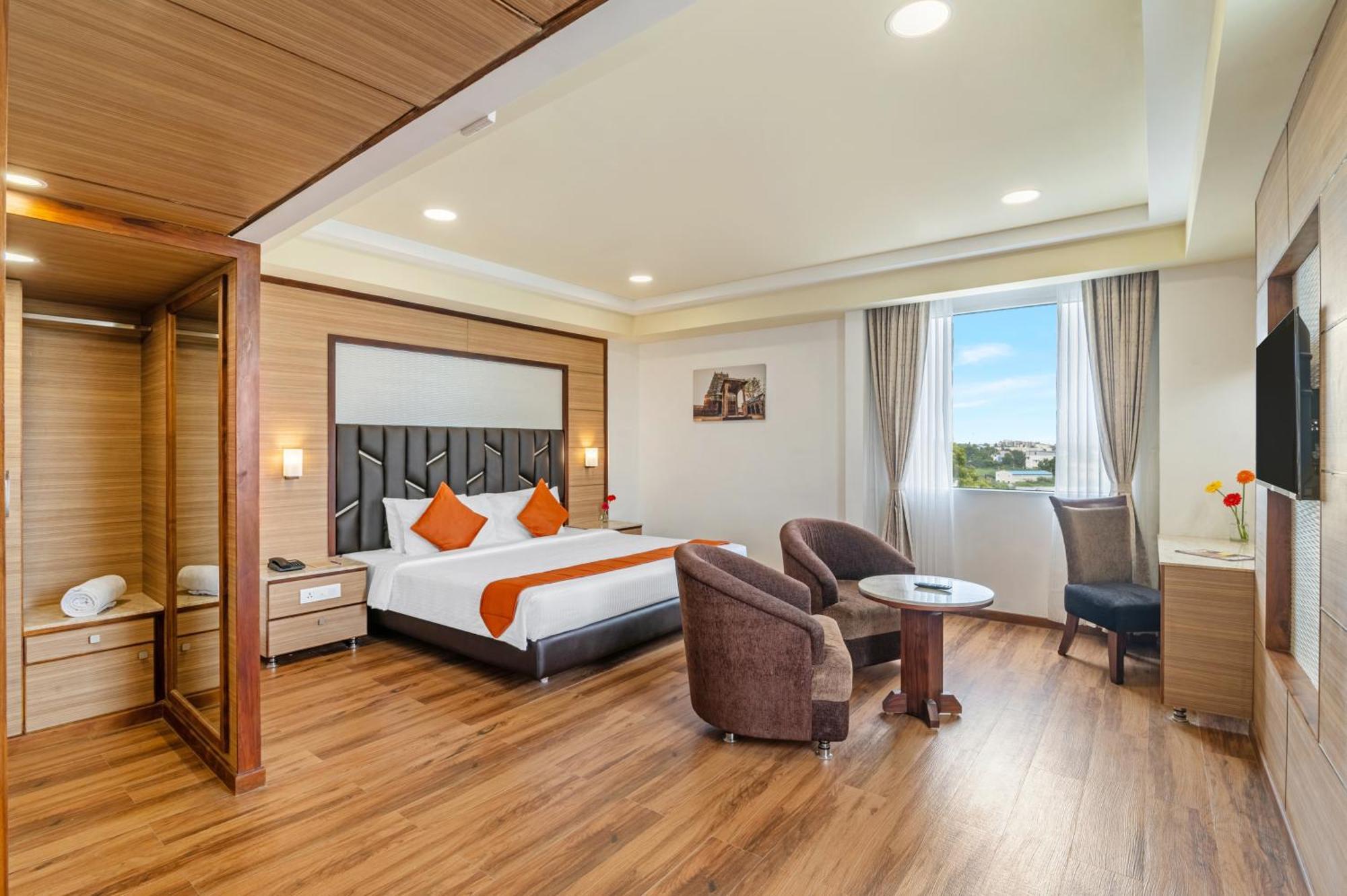วี แกรนด์ โฮเต็ล Hotel มทุราย ภายนอก รูปภาพ