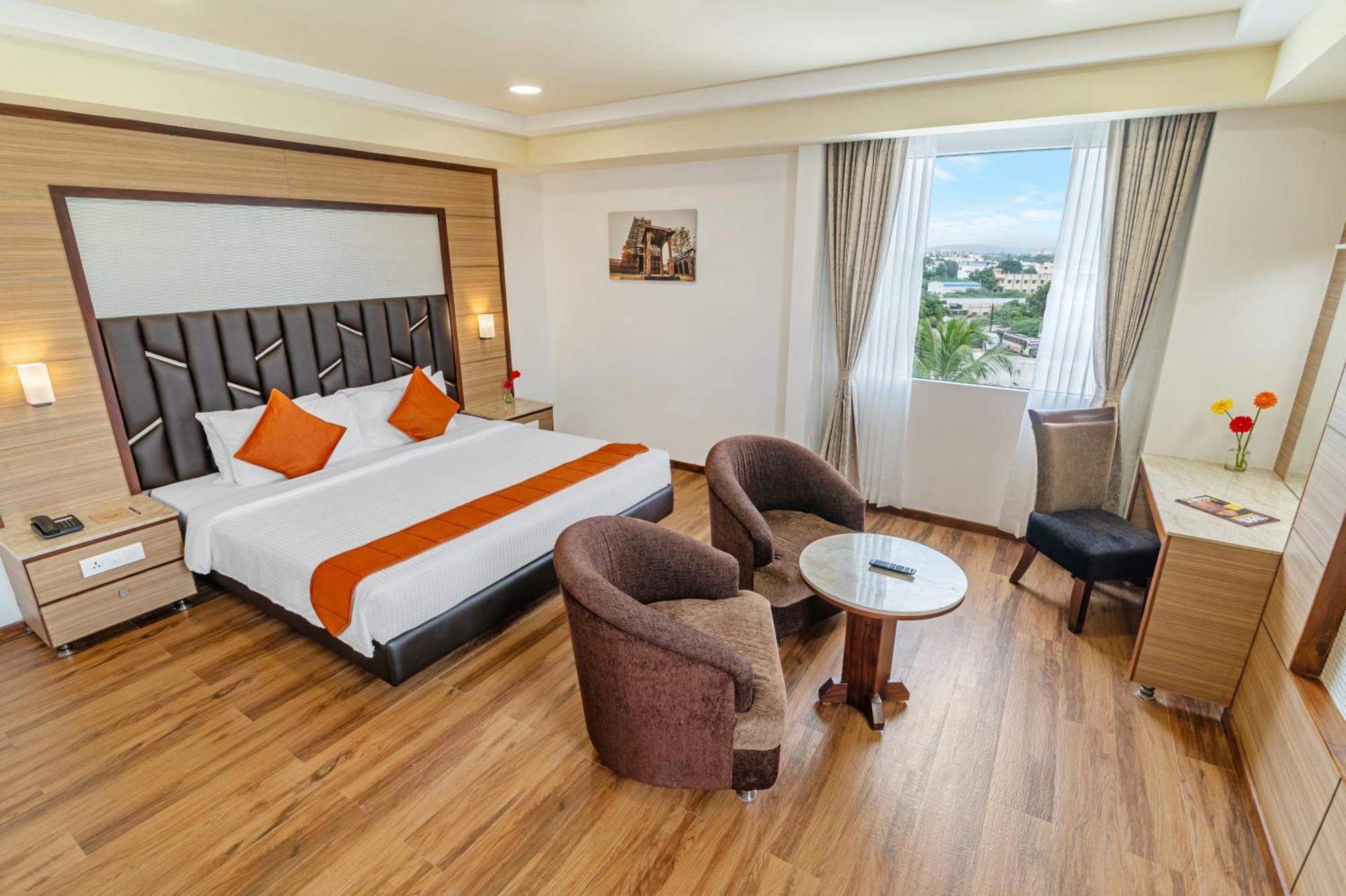 วี แกรนด์ โฮเต็ล Hotel มทุราย ภายนอก รูปภาพ