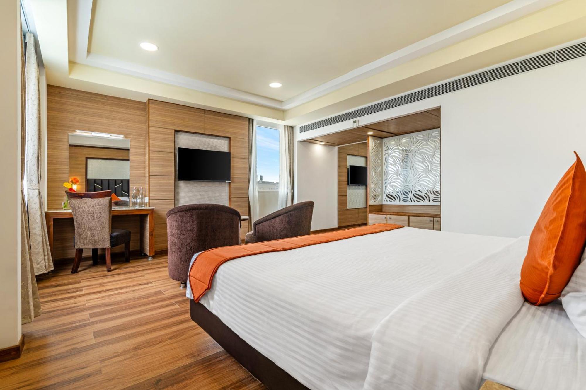 วี แกรนด์ โฮเต็ล Hotel มทุราย ภายนอก รูปภาพ
