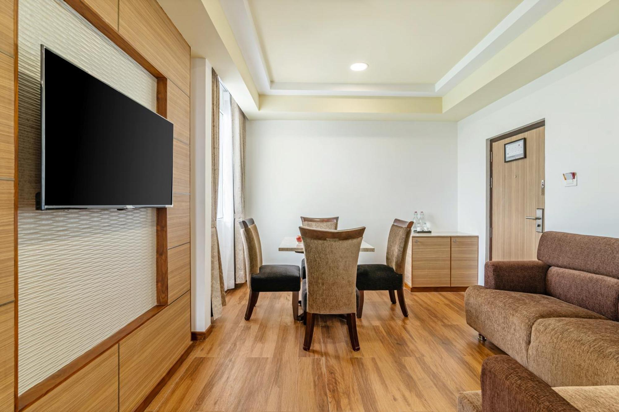วี แกรนด์ โฮเต็ล Hotel มทุราย ภายนอก รูปภาพ